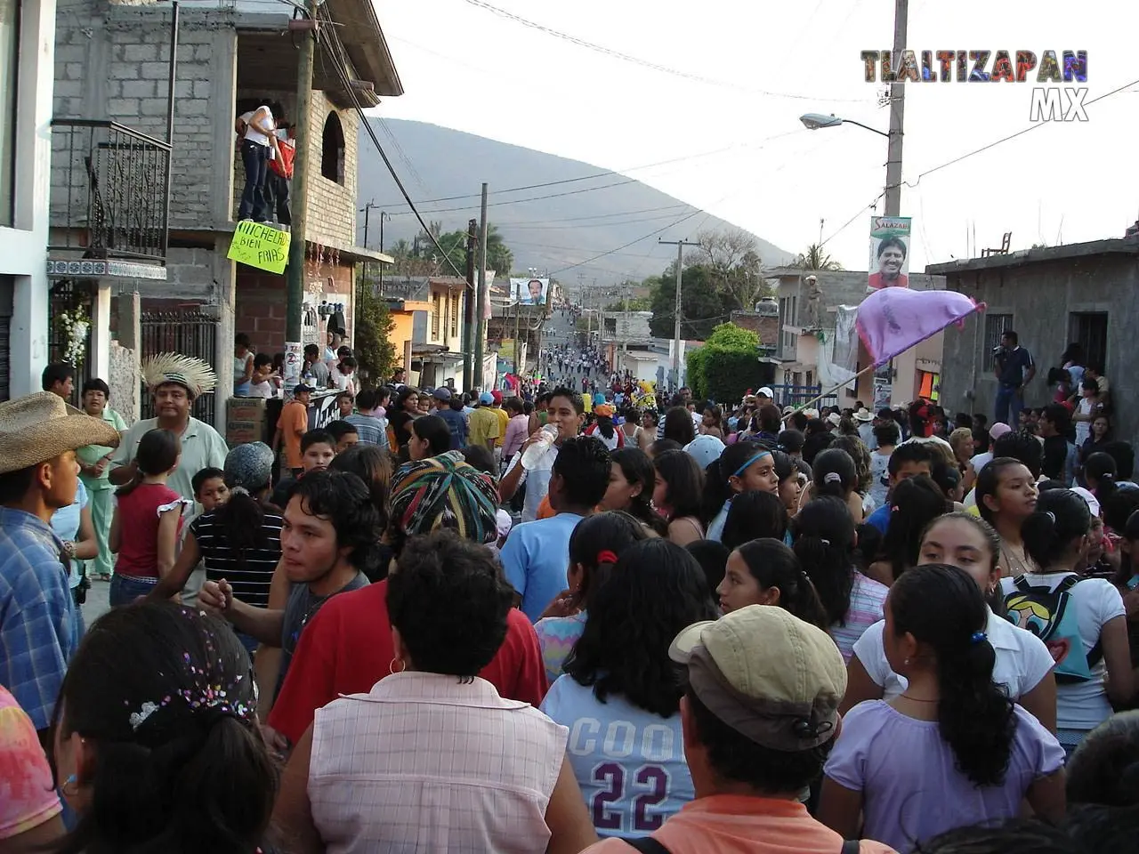 Las calles de Tlaltizapán llenas de gente carnavalera