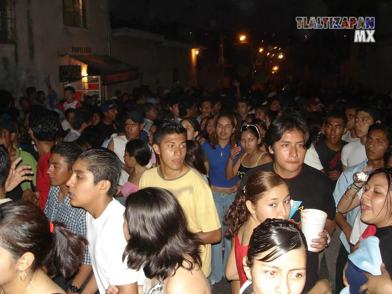 Con vaso en mano para refrescarse mientras brincan chinelos