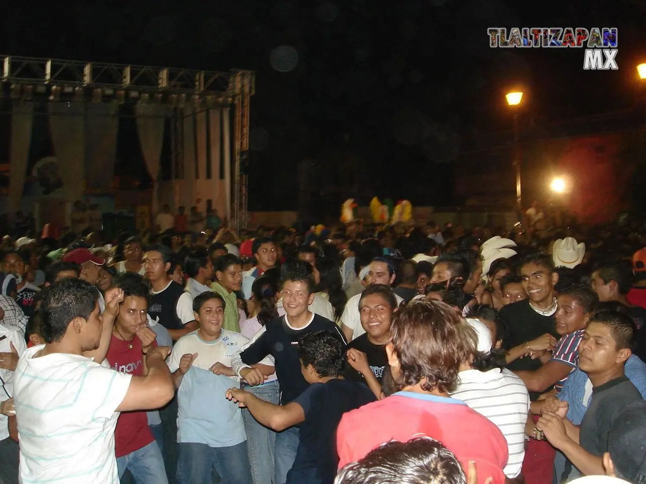 Todo el centro del pueblo lleno de alegría contagiada por el carnaval 2006