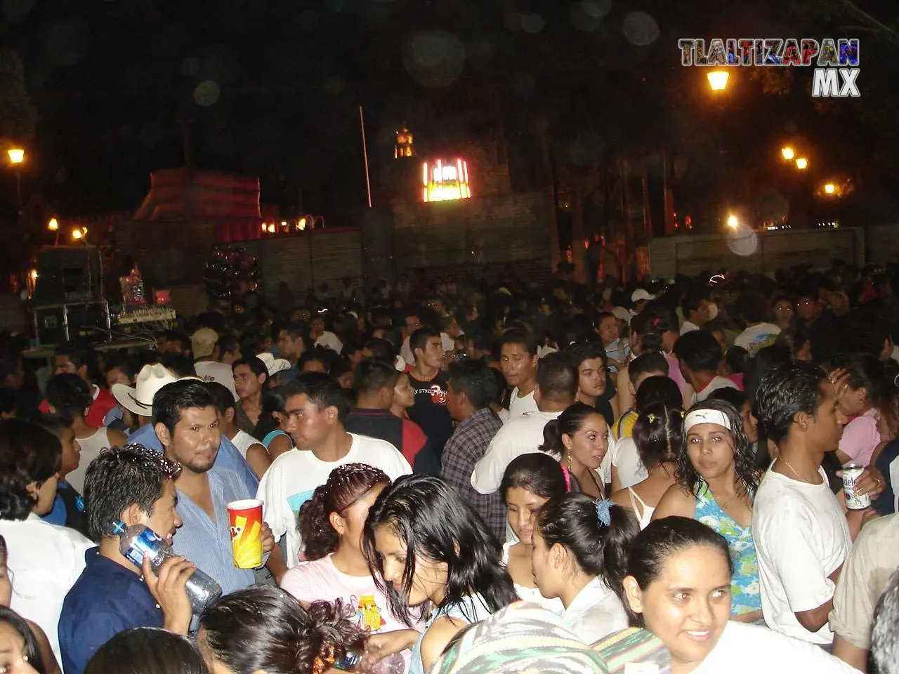 Todo el centro del pueblo lleno de alegría contagiada por el carnaval de 2006