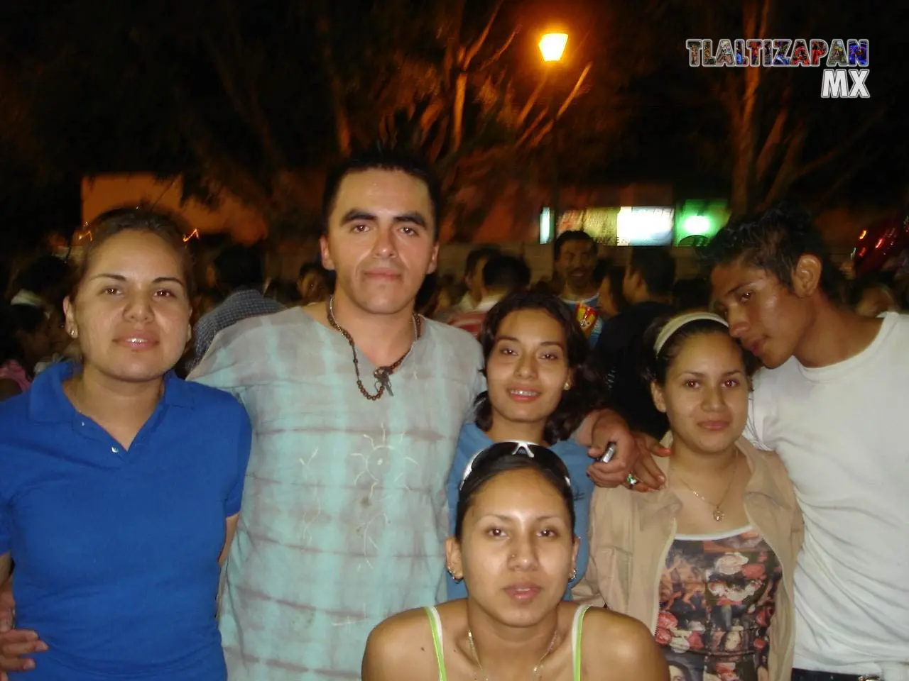 Las familias contentas tomándose la foto del recuerdo