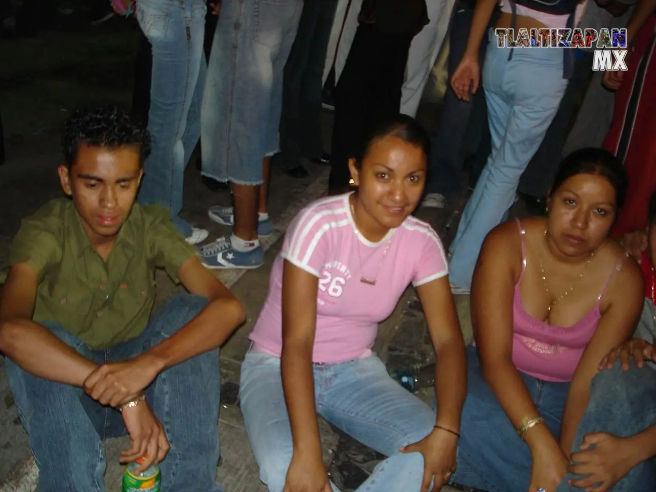 Amigos juntos reunidos para disfrutar el carnaval y dejar un buen recuerdo