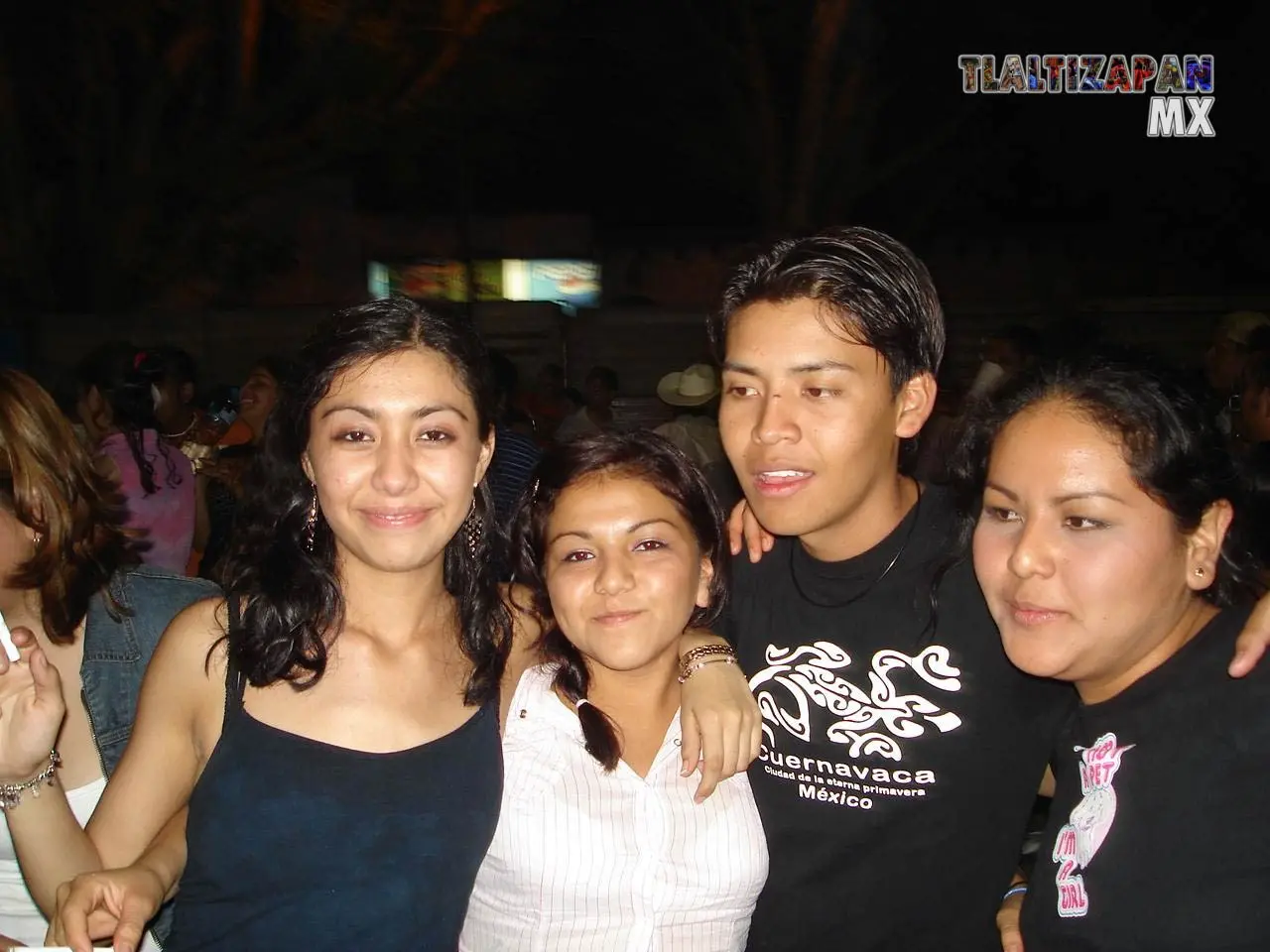 Súper amigos pasando un carnaval feliz