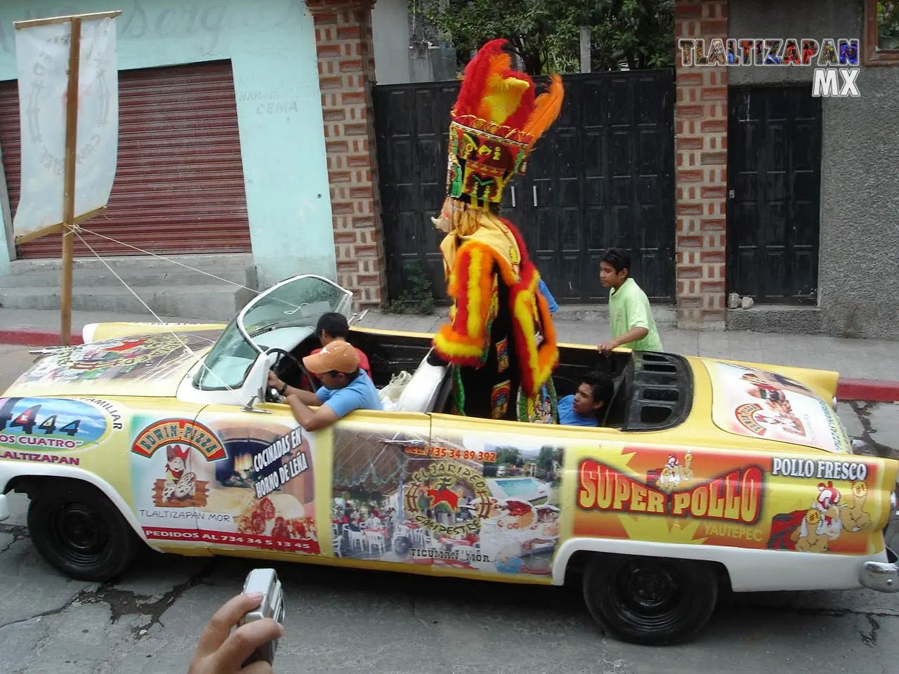 En el Carnaval de Tlaltizapán, los carros alegóricos de los balnearios y comercios añaden una dimensión extra de color y creatividad al desfile.