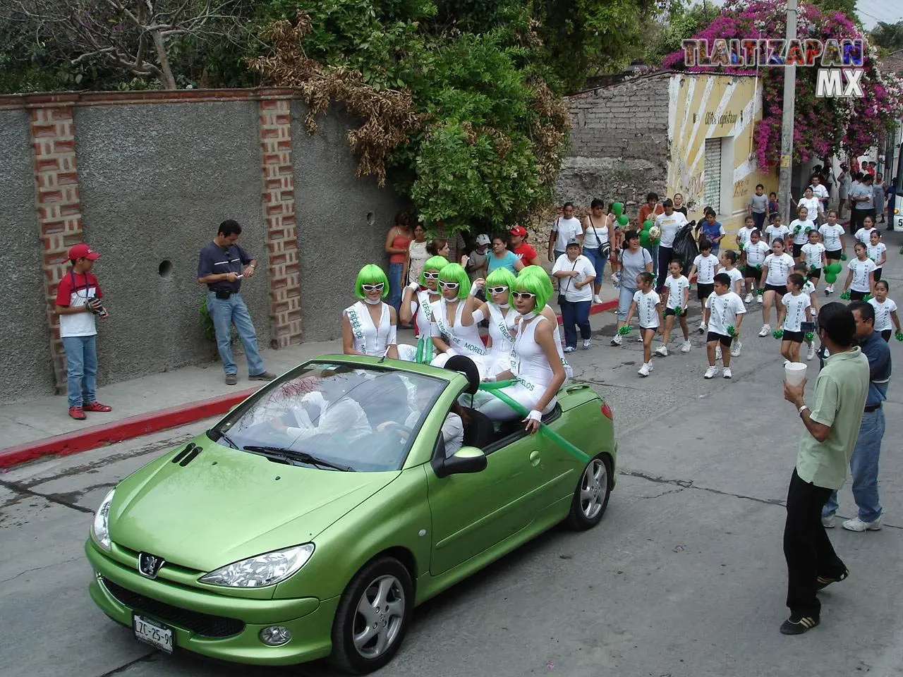 En el Carnaval de Tlaltizapán, los carros alegóricos de los balnearios y comercios añaden una dimensión extra de color y creatividad al desfile