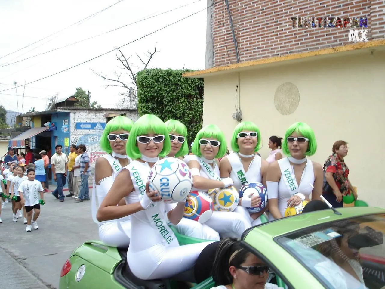 En el Carnaval de Tlaltizapán, los carros alegóricos de los balnearios y comercios añaden una dimensión extra de color y creatividad al desfile