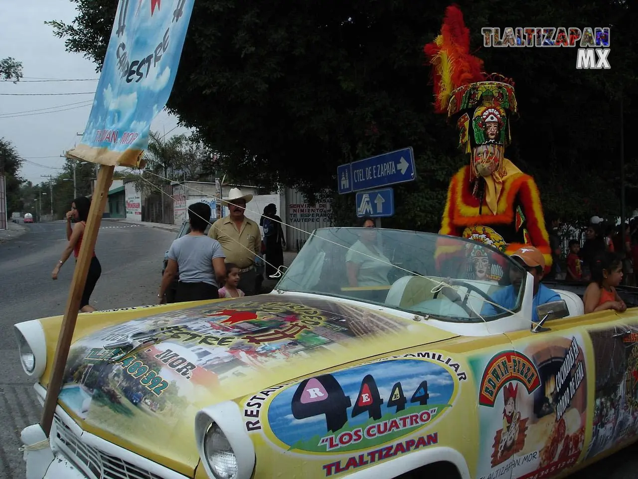 En el Carnaval de Tlaltizapán, los carros alegóricos de los balnearios y comercios añaden una dimensión extra de color y creatividad al desfile