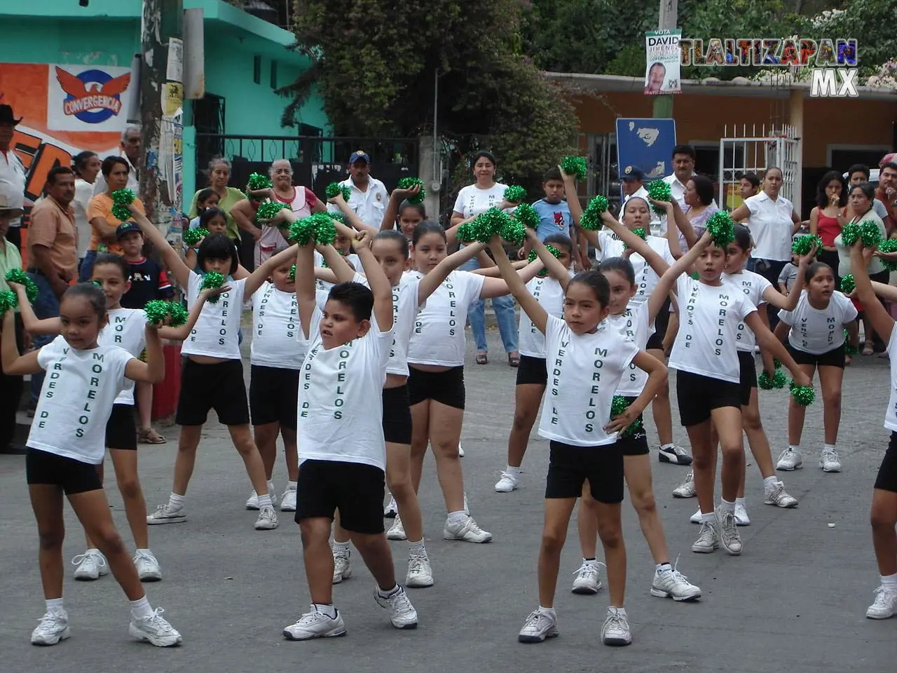 Los alumnos de las escuelas en el desfile de carnaval