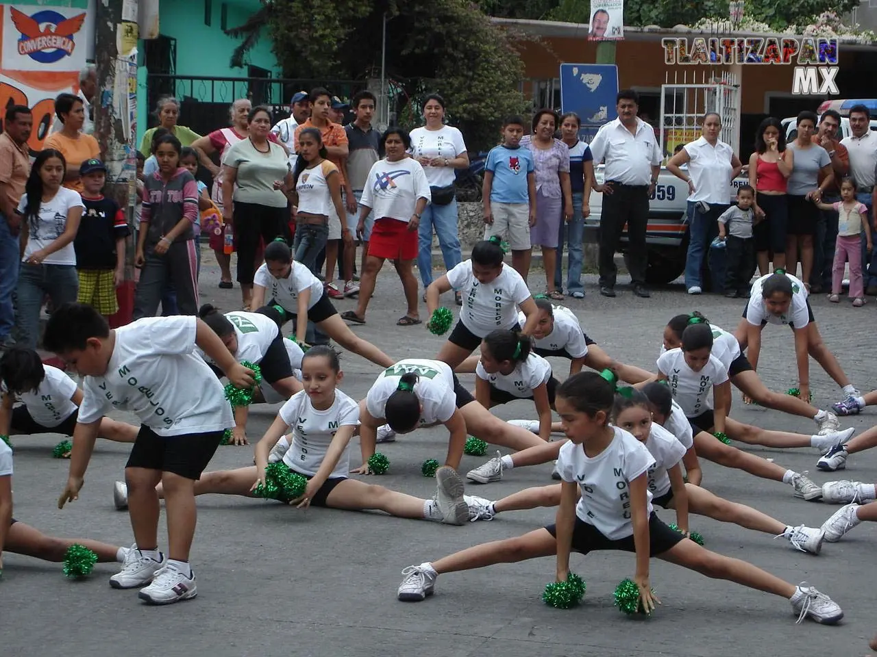 Los alumnos de las escuelas en el desfile de carnaval