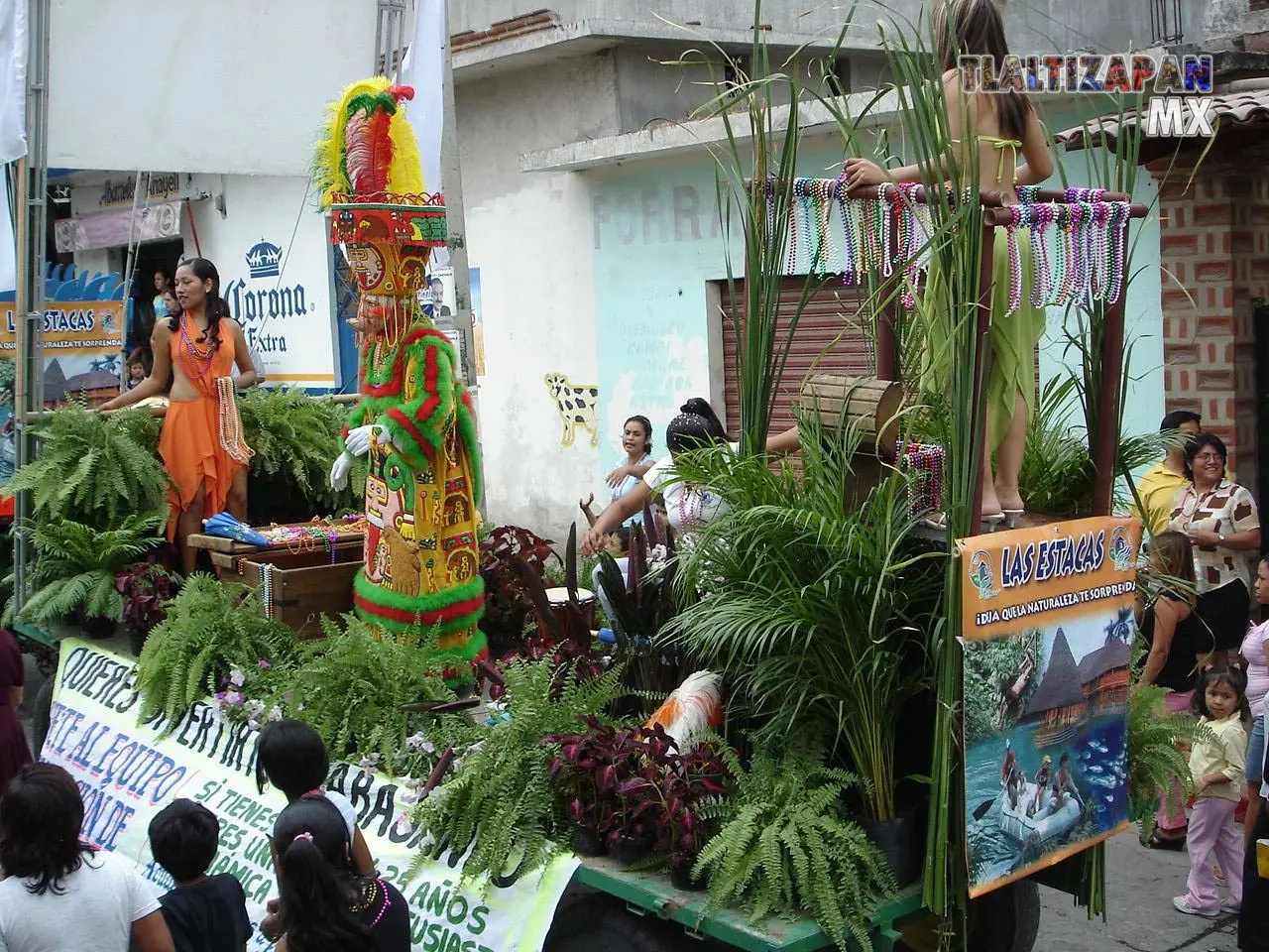 Bonitos carros alegóricos. desfile de carnaval 2006