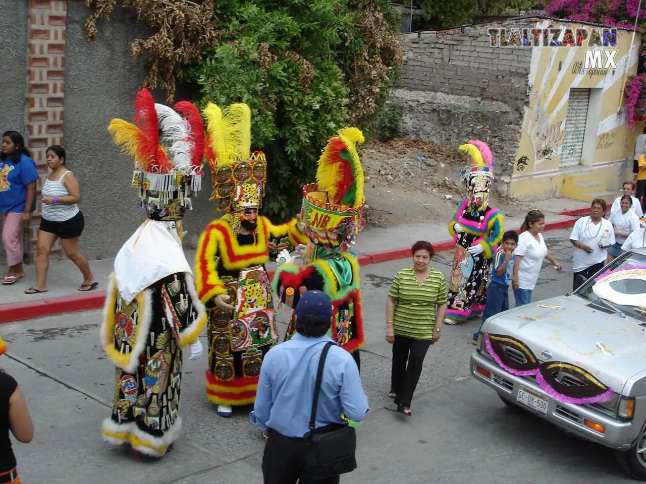 Chinelos luciendo sus trajes hechos a mano