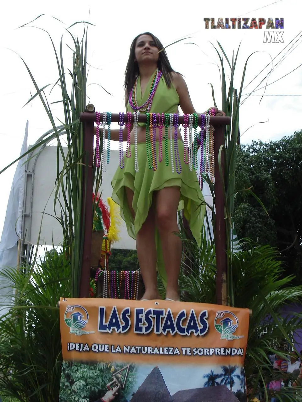 Chicas guapas luciendo su belleza en los carros alegóricos