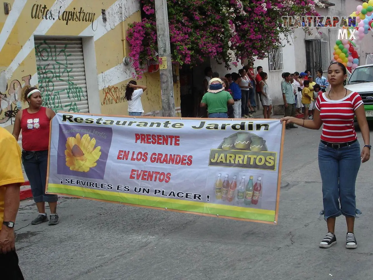 Lonas con propaganda de los comercios en el desfile del carnaval 2006