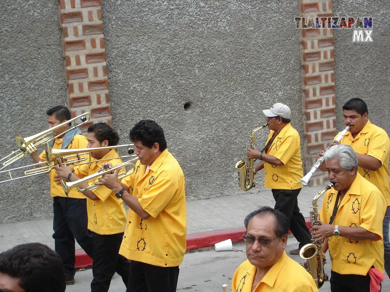 La banda de viento es uno de los elementos más vibrantes y esenciales del carnaval.