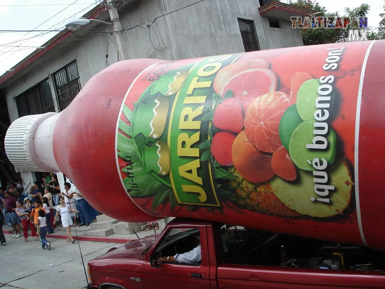 Botella de jarrito gigante en un carro alegórico