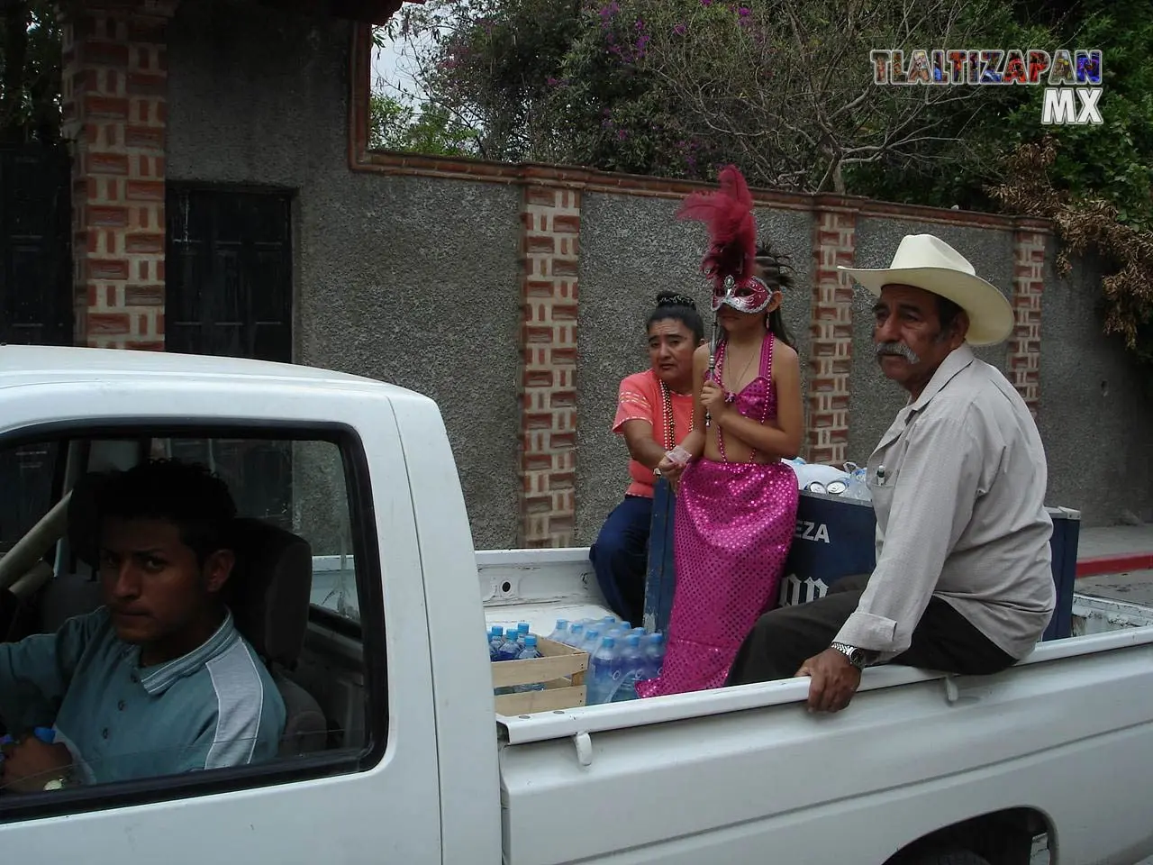 Linda chica acompañada por su familia en carnaval