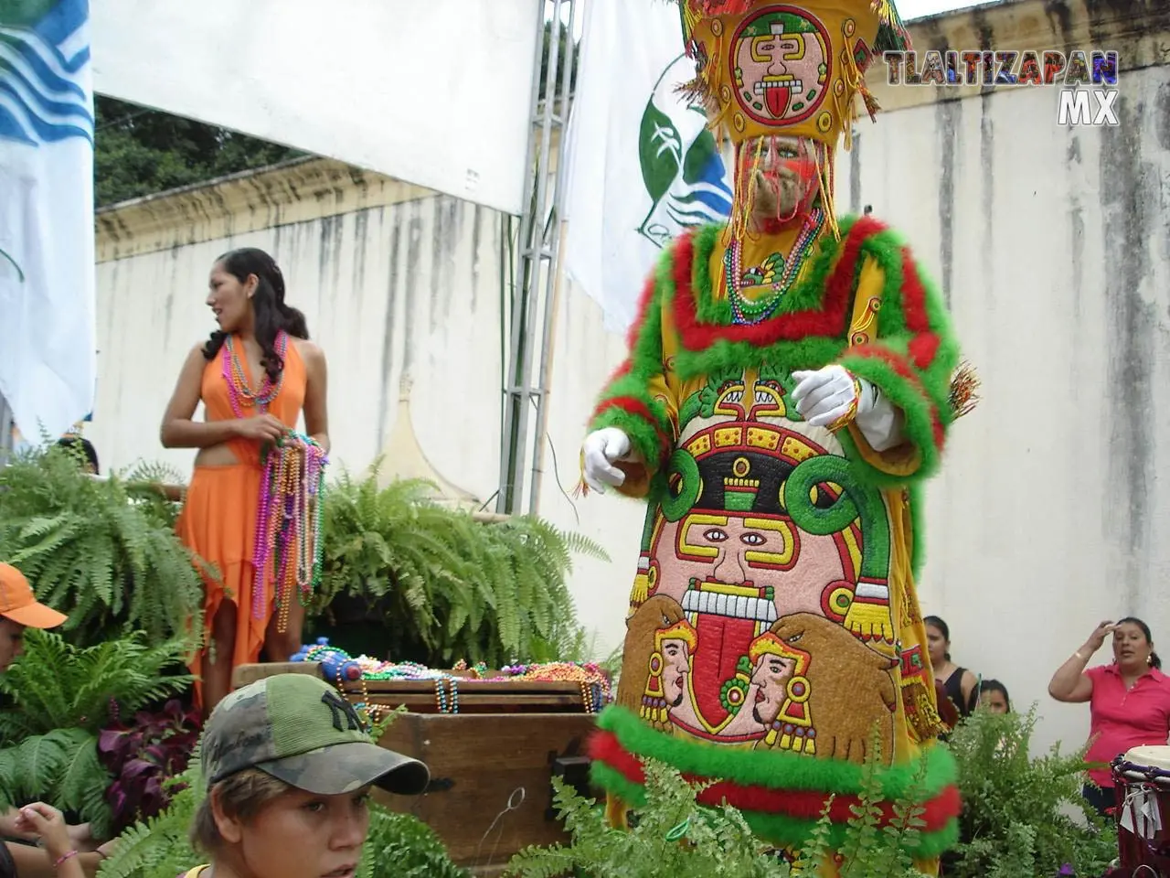 Chinelo acompañando a una de las reinas de carnaval