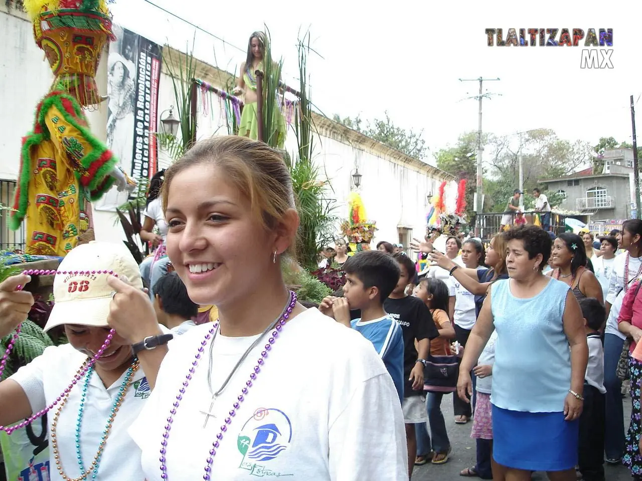 Chica feliz de ir en el carnaval viendo los carros alegóricos