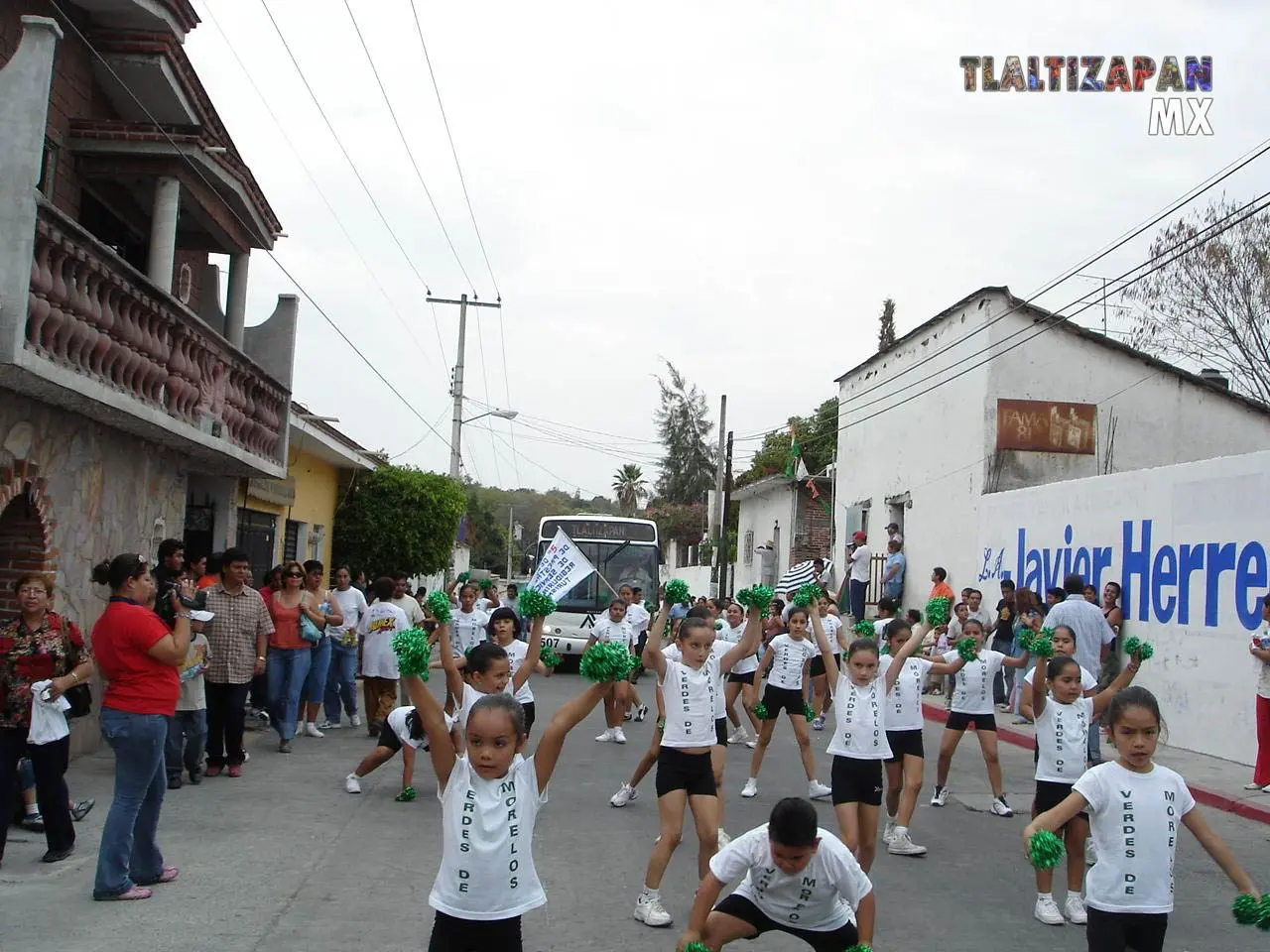 Niños de las escuelas en el desfile de carnaval 2006