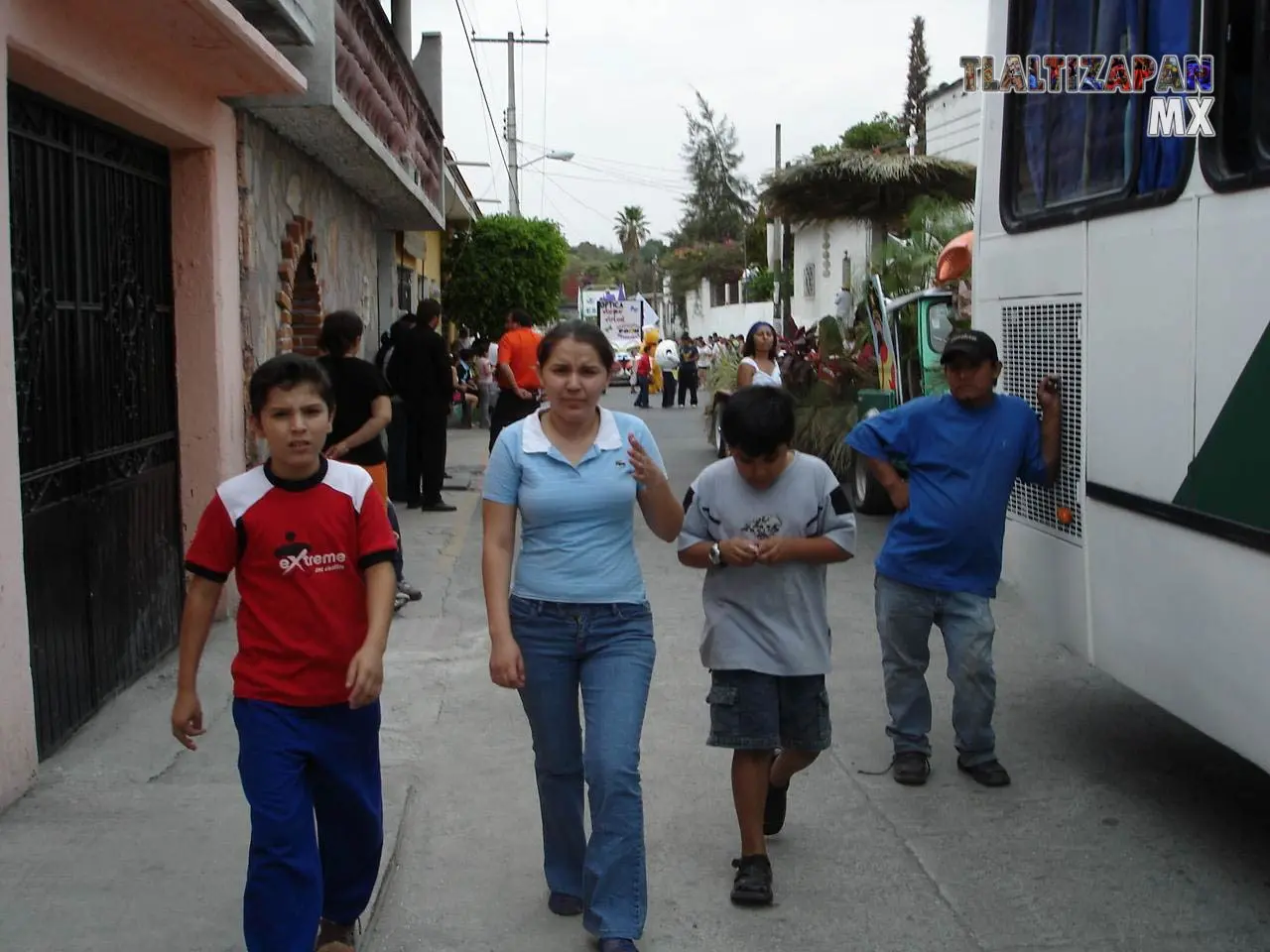 La gente camina por las calles saludando nuestra cámara