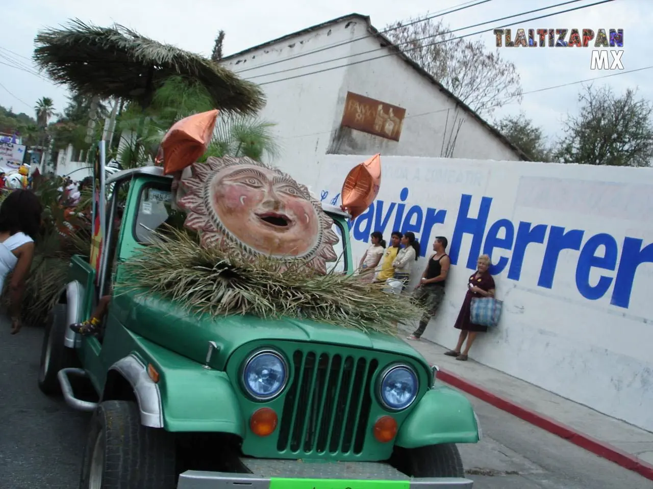 Jeep decorado con un sol