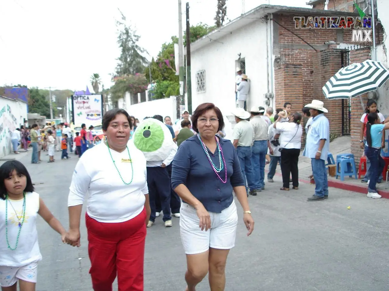 Amigas sonriendo mientras caminan para encontrar el desfile