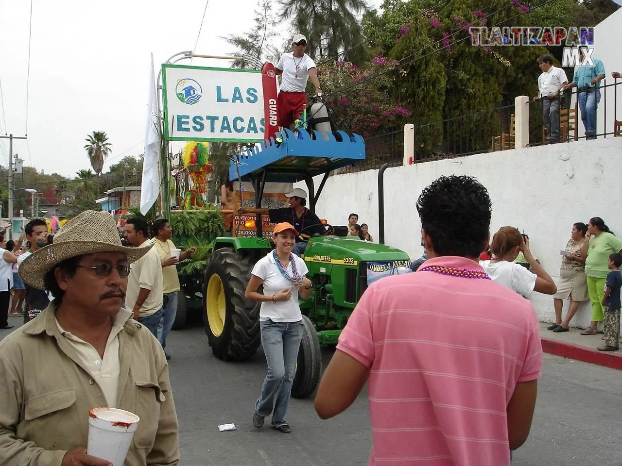 Carros, decorados de manera elaborada y creativa, desfilan por las calles principales, llenando el ambiente de color y fantasía.