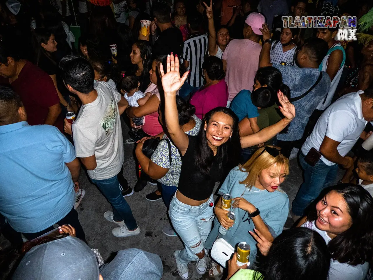 Con los brazos arriba saludan desde el convite en Tlaltizapán, Morelos.