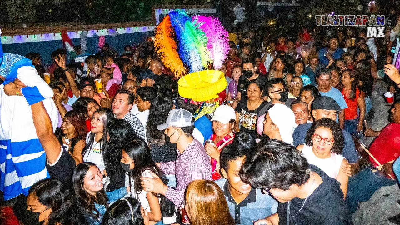 El primer convite en Tlaltizapán y comparsa avanza al son del chinelo.