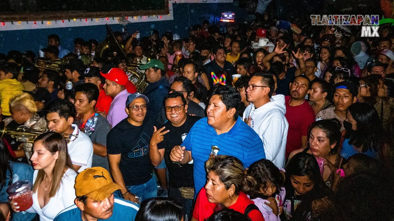 Cerca de la banda de viento en el convite de Tlaltizapán Morelos.