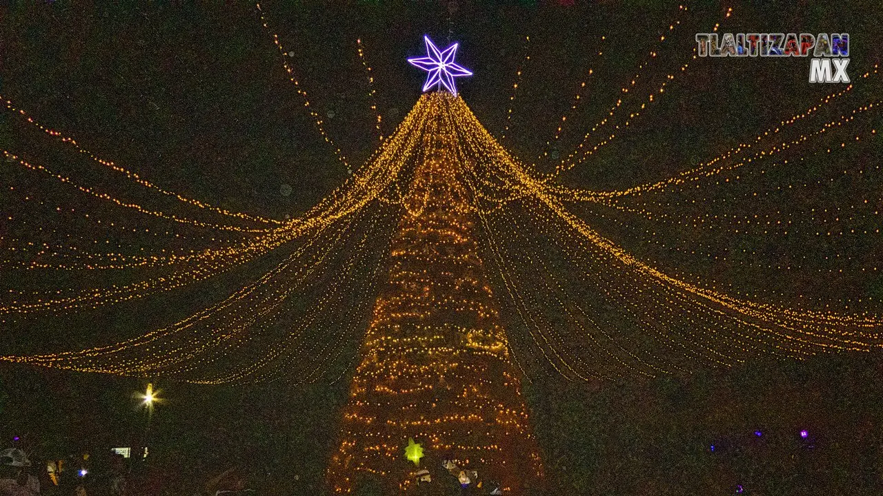 Árbol Navideño en el centro de Tlaltizapán Morelos