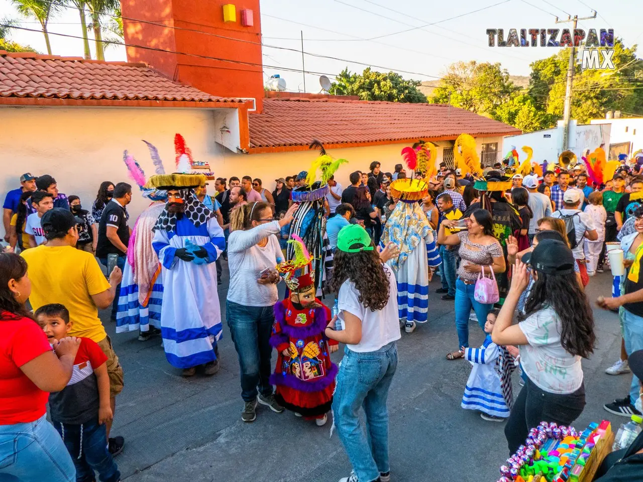 Recorrido de chinelos el sábado de convite en Tlaltizapán Morelos.