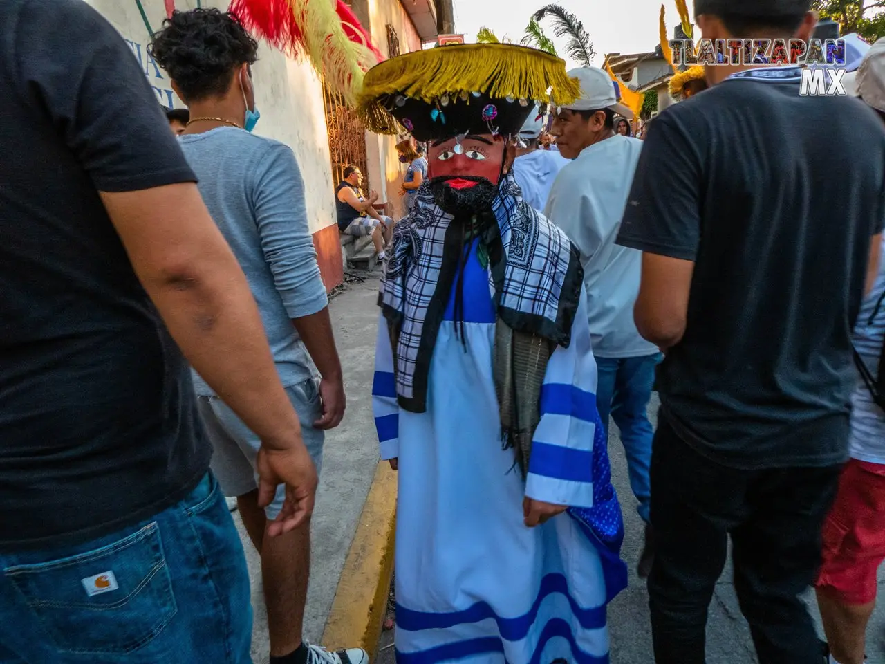 Chinelo durante el recorrido del convite en Tlaltizapán, Morelos.