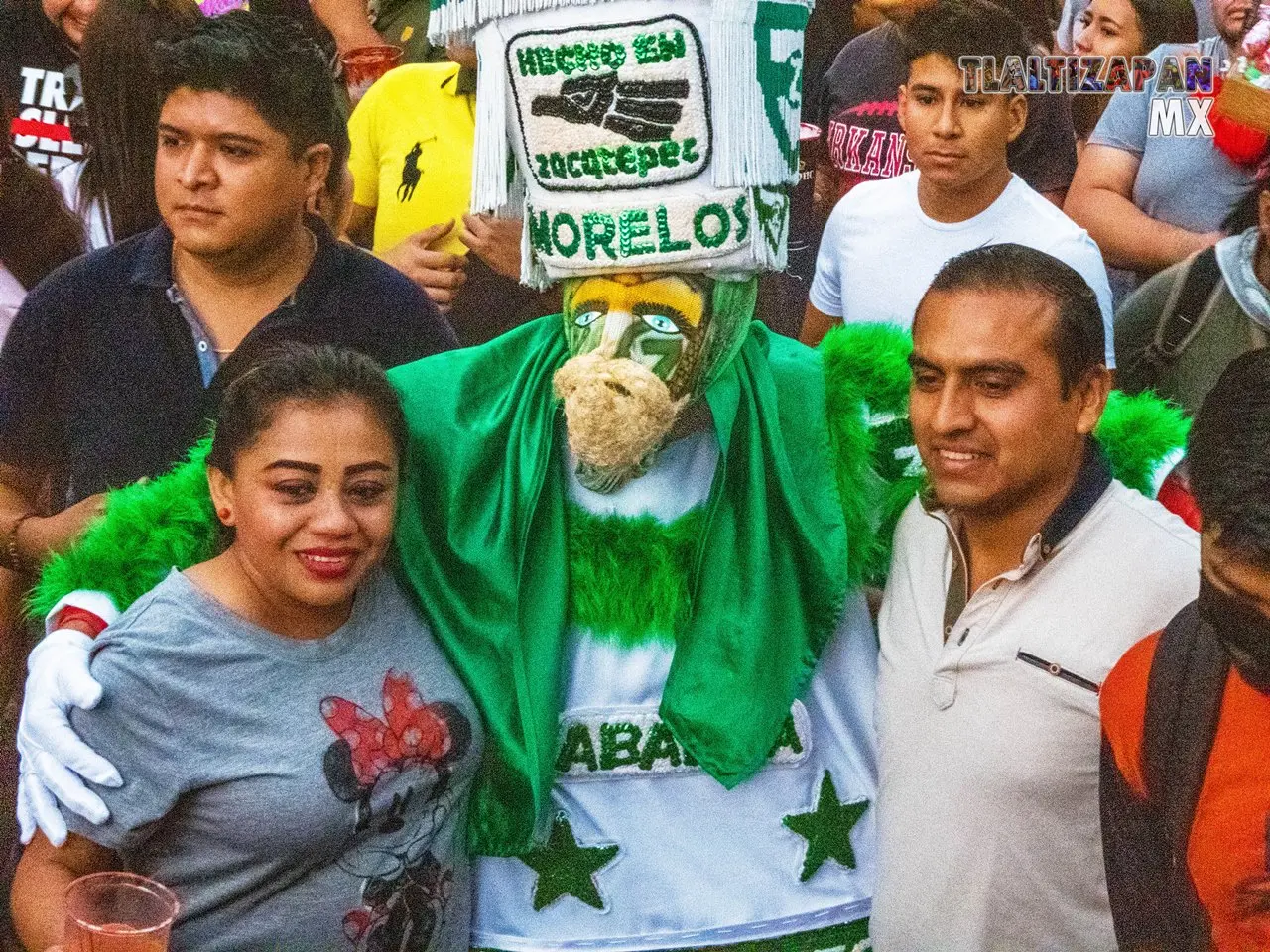 Foto con el chinelo verdiblanco en Tlaltizapán.