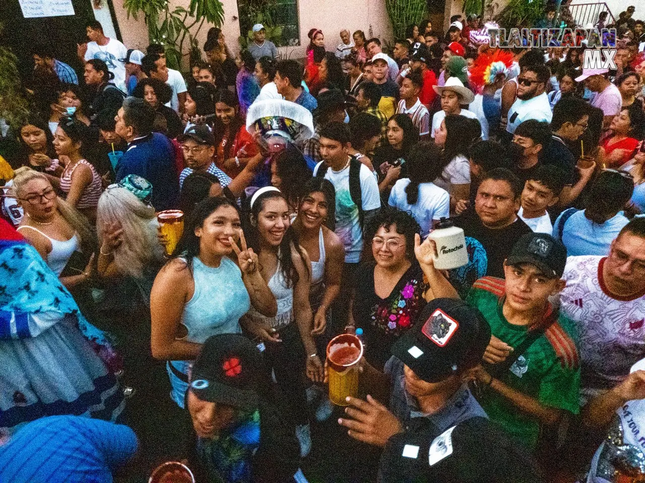 Avanza la comparsa al son del chinelo en Tlaltizapán.