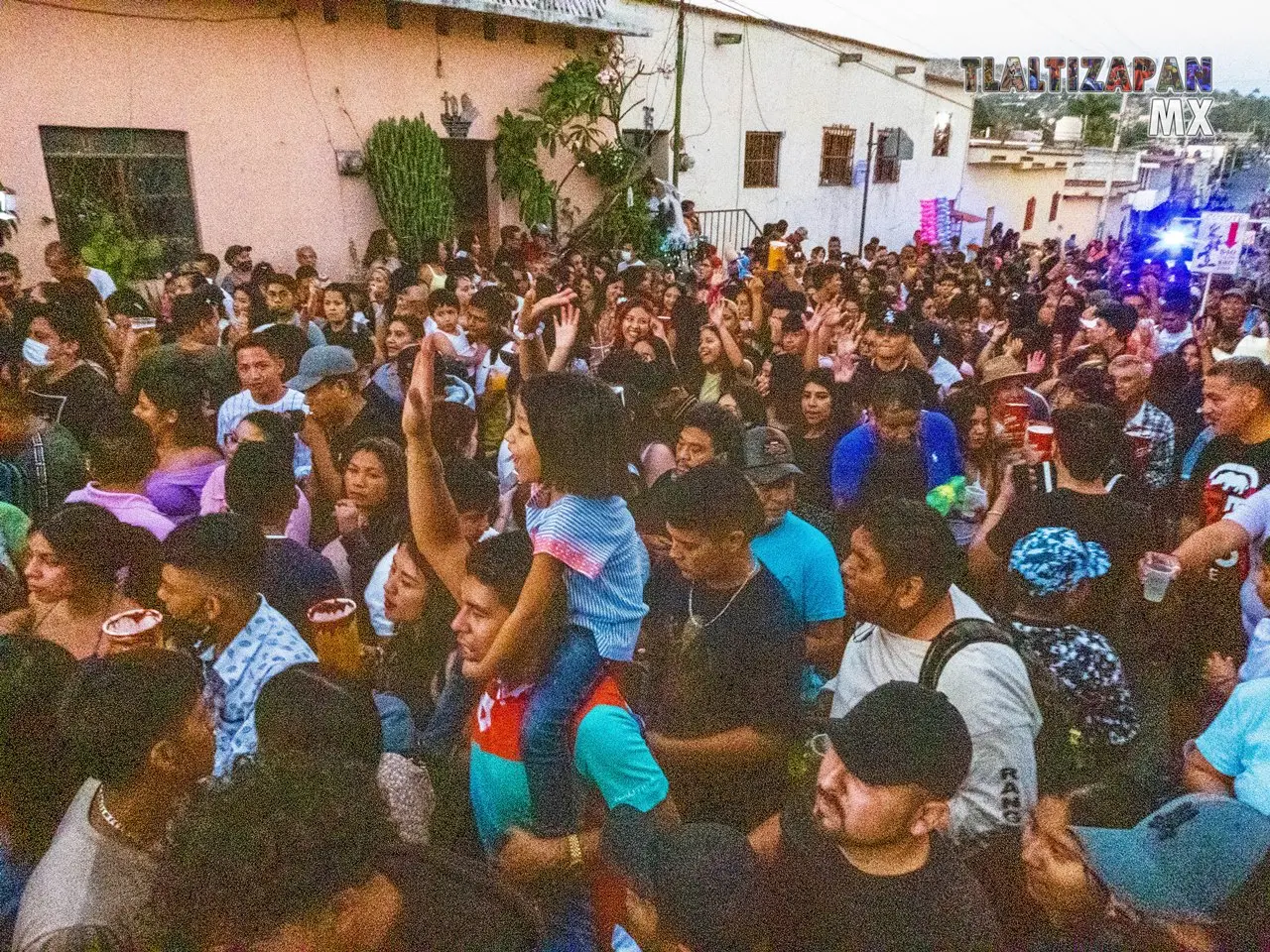 Espectacular imagen de la calle Vicente Guerrero durante el primer convite en Tlaltizapán.