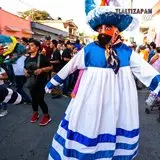 Gran chinelo disfrutando de los sones en Tlaltizapán, Morelos.