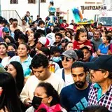 La comparsa sobre la calle Vicente Guerrero en Tlaltizapán.