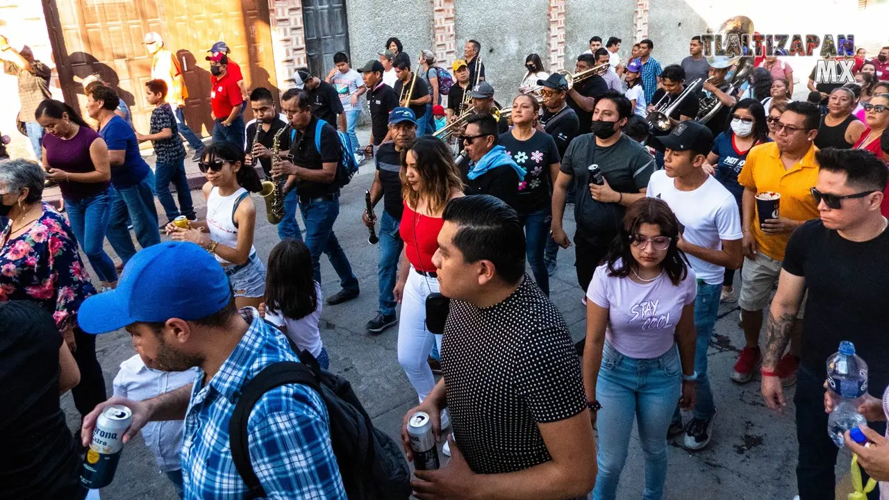 La comparsa avanza entre las calles de Tlaltizapán.