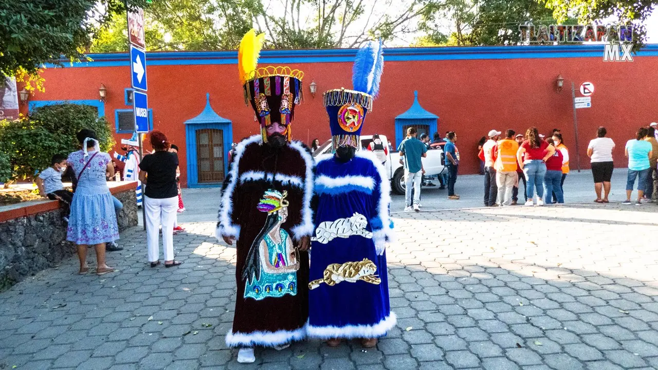 Grandes chinelos en el cuartel del General Emiliano Zapata.