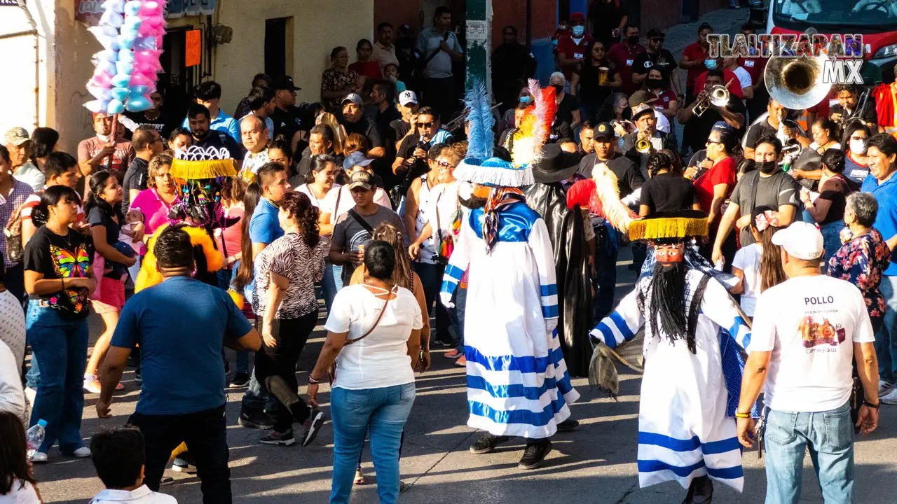 Recorrido del chinelo en calle Vicente Guerrero en Tlaltizapán Morelos.