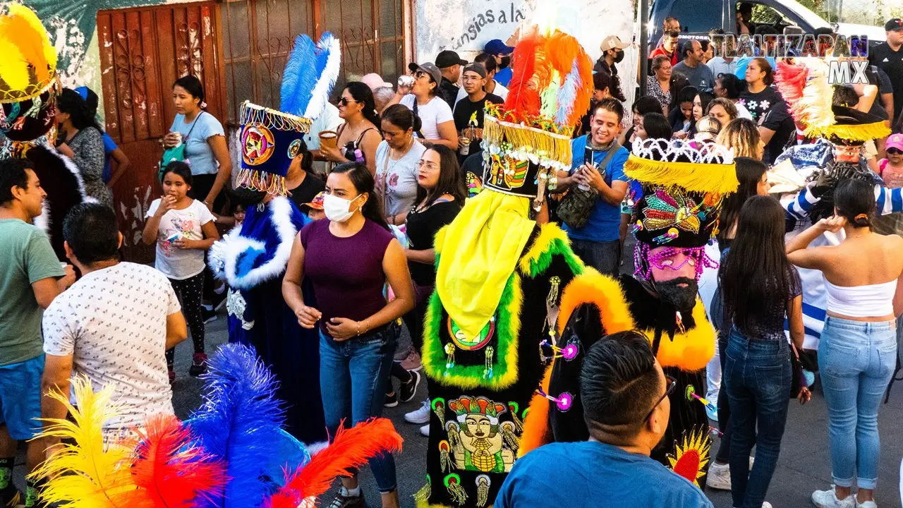 La comparsa avanza entre las calles de Tlaltizapán.