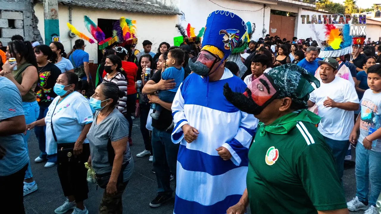 La comparsa sobre la calle Vicente Guerrero en el segundo convite 2023.