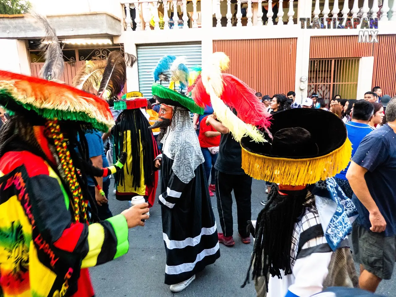 Los chinelos danzan sobre las calles de Tlaltizapán.