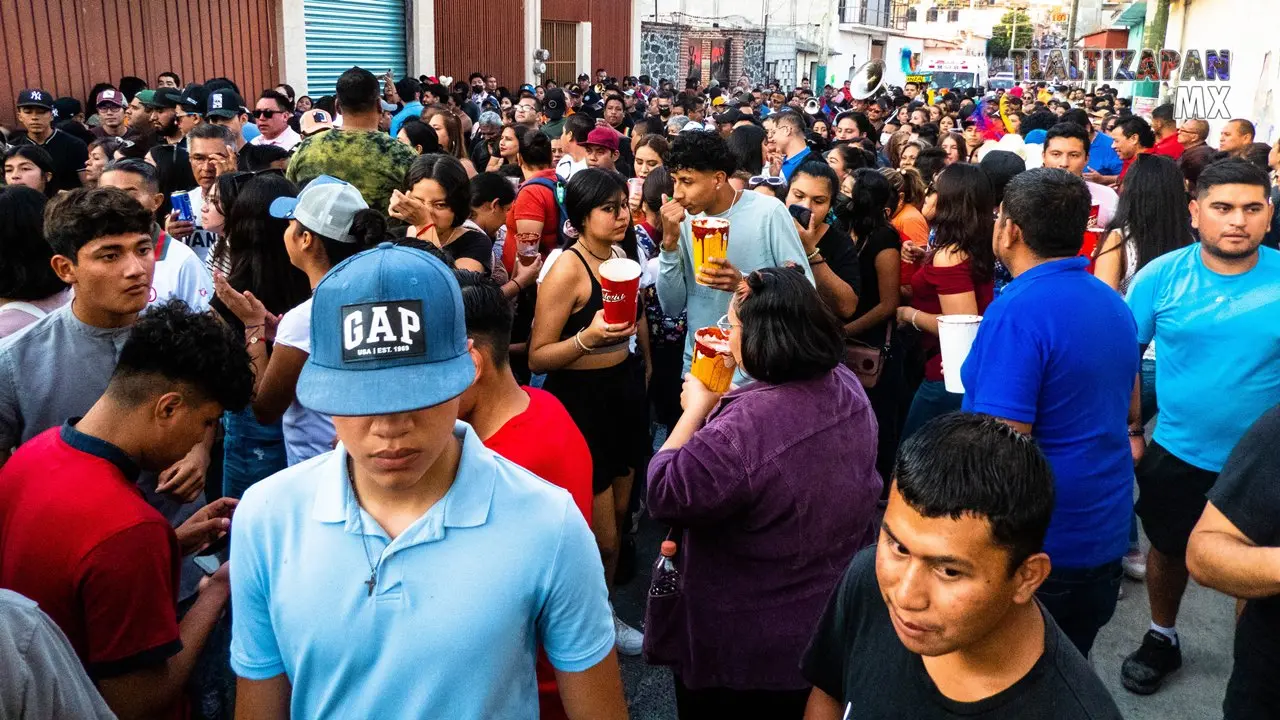 Recorrido de la comparsa en calle Vicente Guerrero de Tlaltizapán.