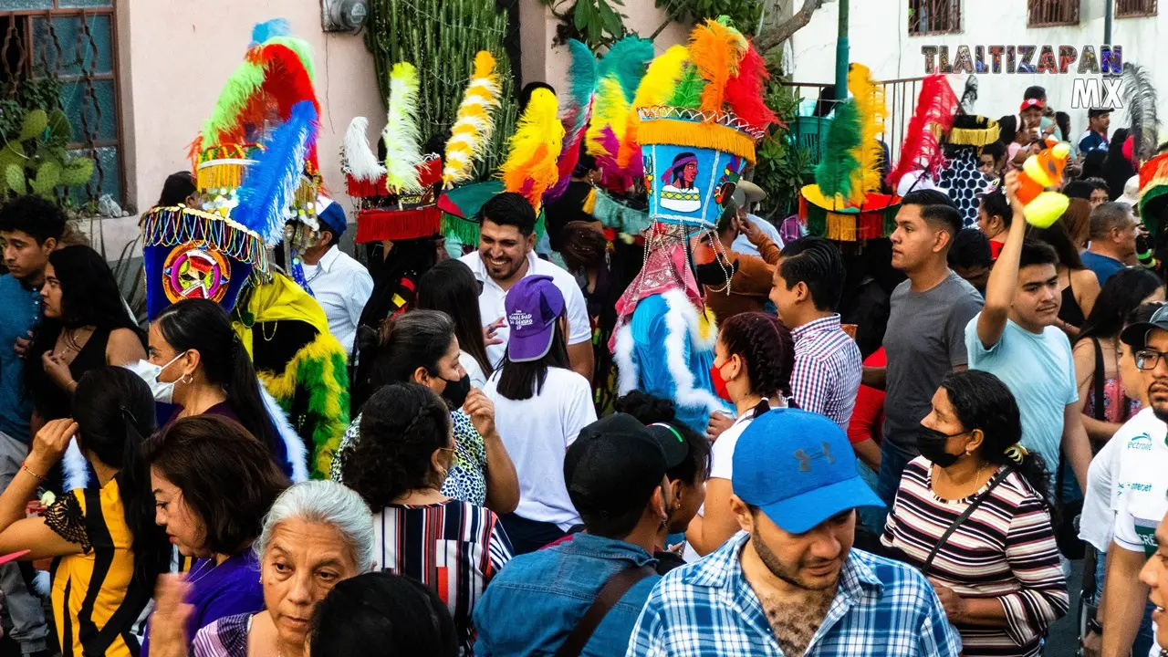 Coloridos chinelos en medio de la comparsa en el convite de Tlaltizapán.