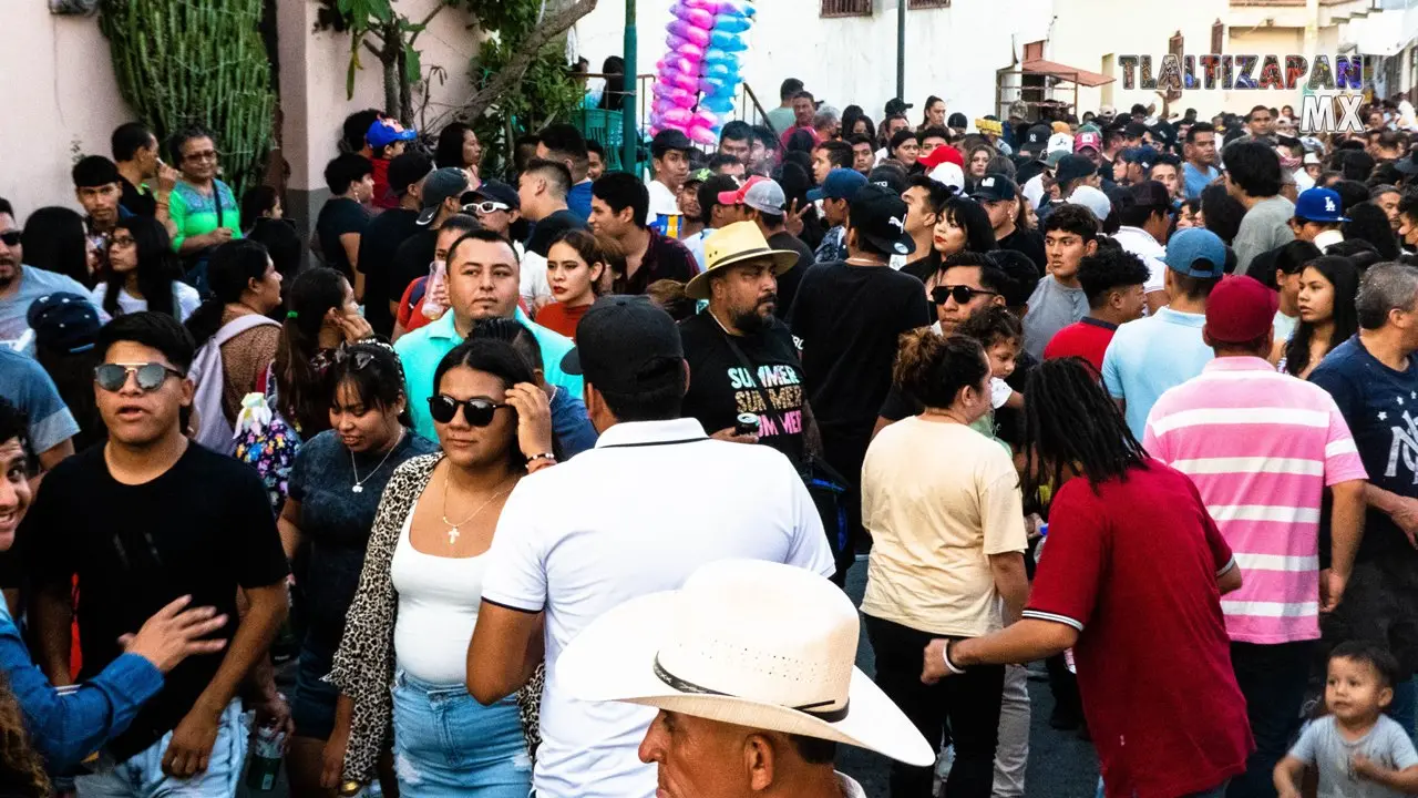 El convite de Tlaltizapán durante recorrido del tradicional brinco de chinelo.