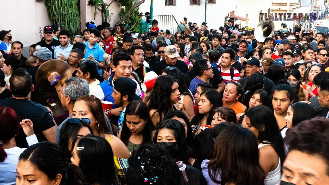 En el Tradicional brinco del chinelo desde Tlaltizapán, Morelos.