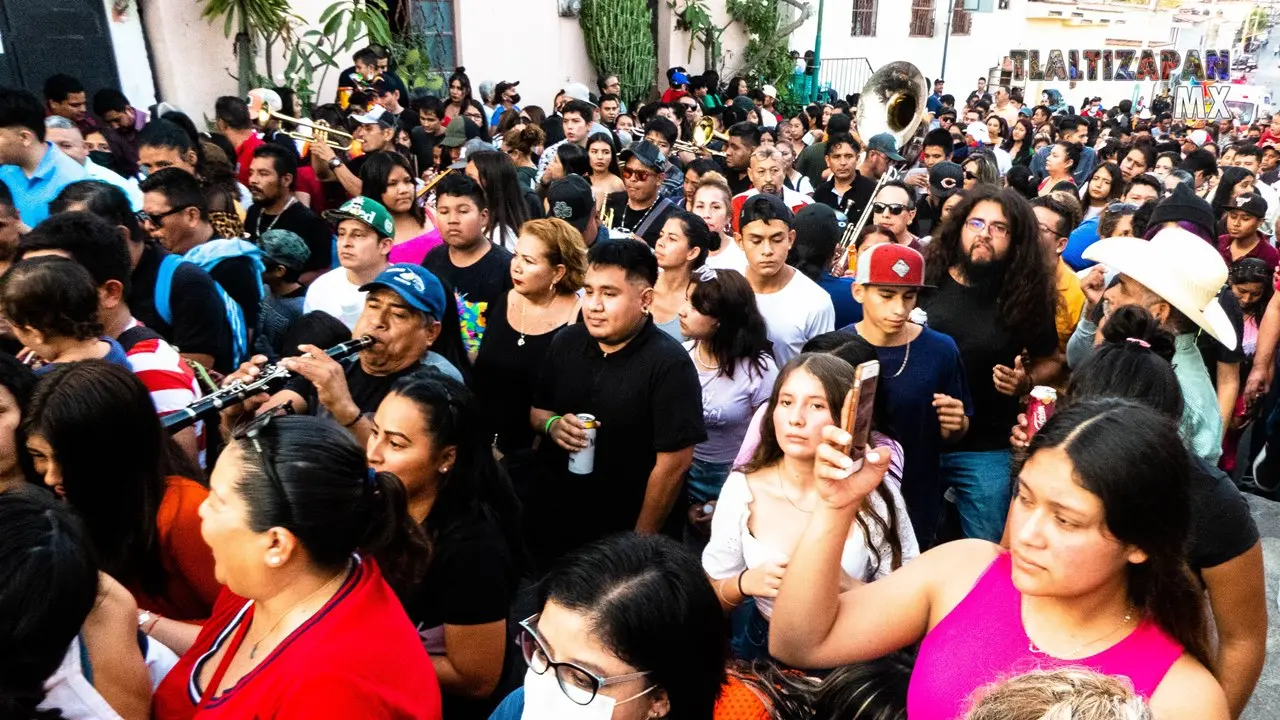 En el Tradicional brinco del chinelo desde Tlaltizapán, Morelos.