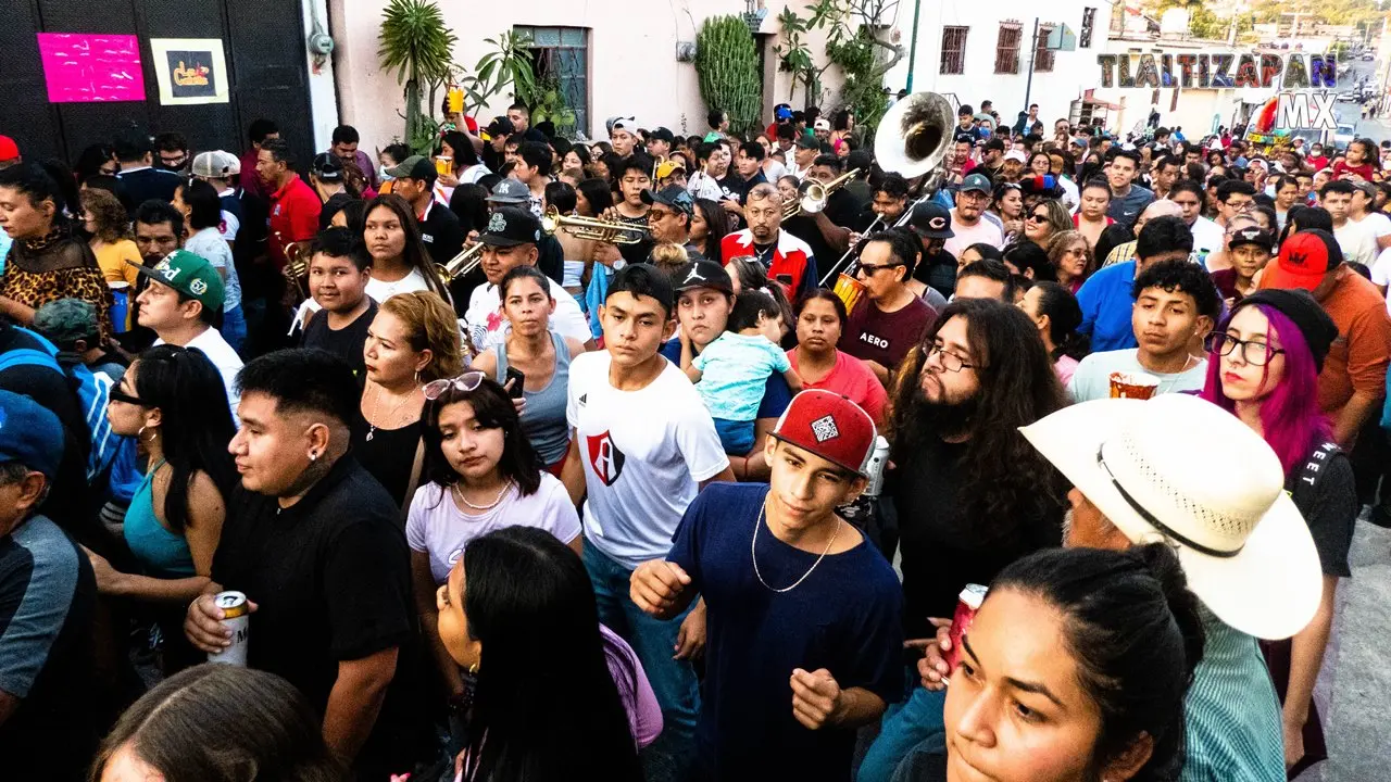 La comparsa sobre la calle Vicente Guerrero en Tlaltizapán.